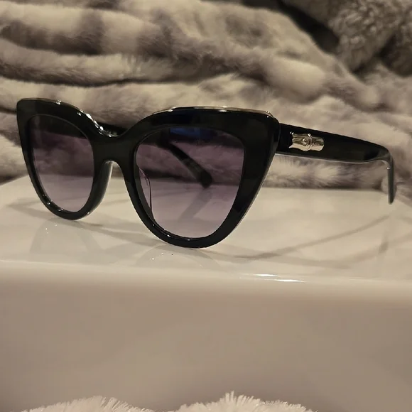 Longchamp Paris Black Cat-Eye Sunglasses with Gradient Lenses Brand New In Case - Picture 2 of 16